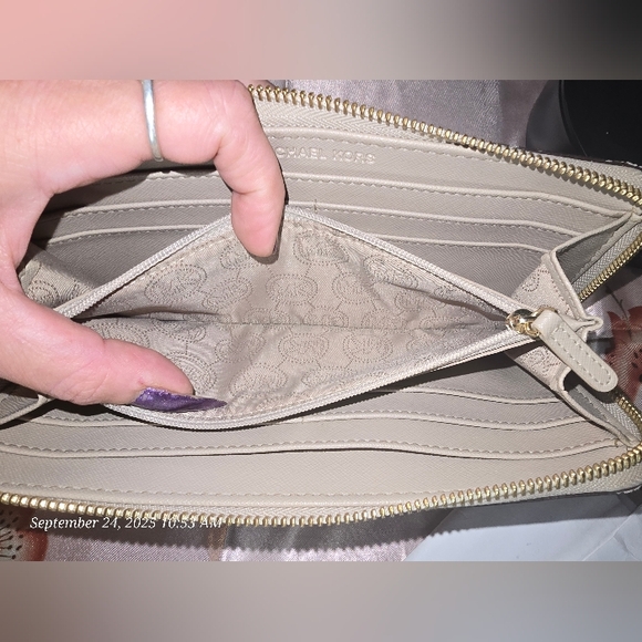 Michael Kors wallet like new with flaws see last photo for issue - Picture 4 of 11